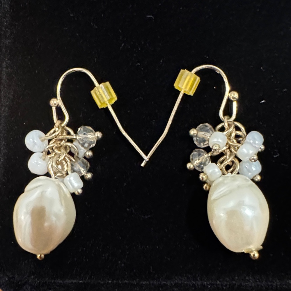 Elegant Gold and Pearl Drop Earrings

CLOSET SALE ITEM 🎉